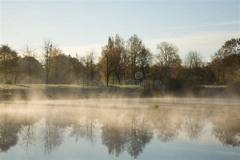 De Mist Van De Ochtend Over Water Stock Afbeelding Image Of Herfst