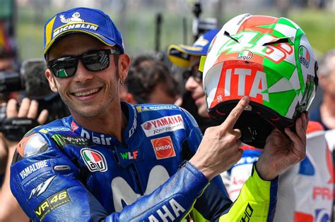 Motogp, rossi and the reds seek light in the qatar night. La pole y no la plebe, es lo que representa, a Valentino ...