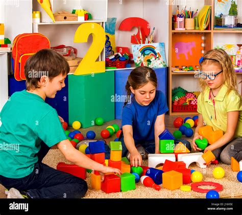 Niños Jugando En Los Niños Cubos Interiores Lección En La Escuela