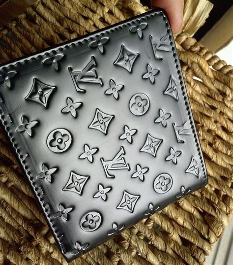 I got a comparison of my real $450 lv wallet from the barcelona lv and compare it with a fake $30 fake lv wallet from china! Louis Vuitton Wallet (Mens Preowned Embossed Monogram LV ...