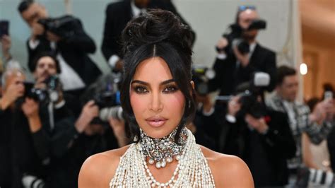 Kim Kardashian Stellt Looks Für Dolceandgabbana Show Zusammen Youtube