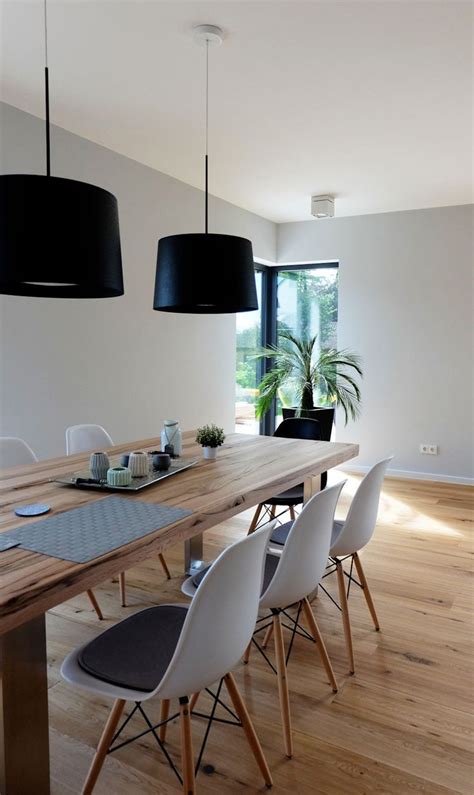 Colori chiari e una parete d'accento. Neubau Mehrfamilienhaus Stockstadt | homify | Arredamento ...
