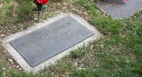 Any abrasive or acidic cleaning agents can easily damage headstones with a glazed finish. Removing oxidation from bronze gravemarkers