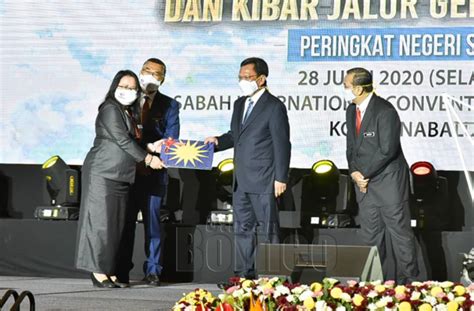Christina rundi (right) doing inspection at state health and people's wellbeing minister datuk frankie poon said the airport had switched to high alert mode, and every passenger and crew. Teruskan amalan norma baharu demi keselamatan sekeluarga ...