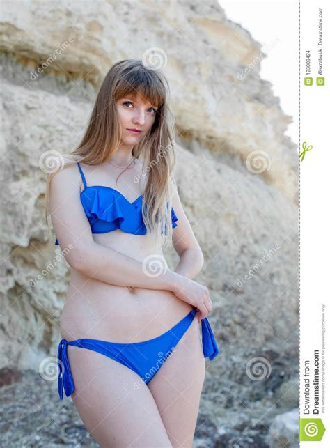 Portret Van Vrouwelijke Persoon In Blauw Zwempak Op Rotsachtige Kust