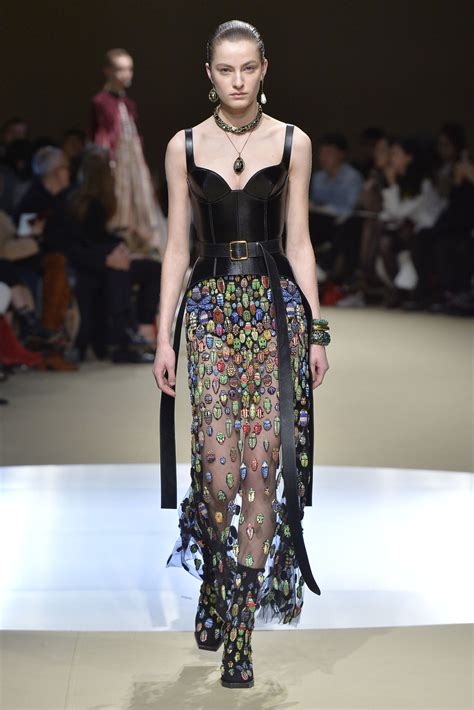 ALEXANDER MCQUEEN FALL WINTER 2018 WOMEN'S COLLECTION | The Skinny Beep