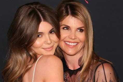 Lori Loughlins Daughter Olivia Jade Was On Yacht Of Usc Official When