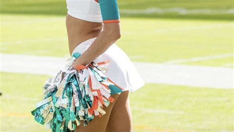 Nfl World Reacts To Dolphins Cheerleader Photo The Spun