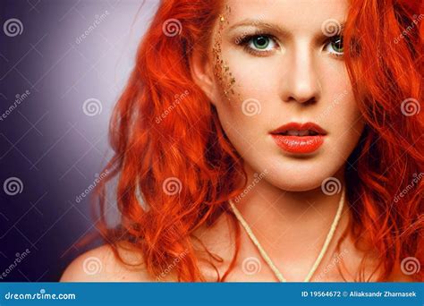 Sexy Redhead Meisje Met Een Ongebruikelijke Make Up En Nec Stock Foto Image Of Lippen Juwelen