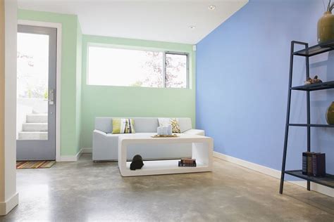 Las sillas se han pintado en un tono verde bosque con un esmalte al agua kilate acritec, de procolor, y la pared en un verde aguamarina más suave. ¿Cómo pintar mi casa?