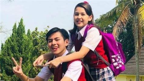 Artis rey bong memulai karier di industri hiburan sejak berumur delapan tahun. 7 Potret Rey Bong & Sandrinna Michelle Pemain Dari Jendela SMP, Intip Kedekatan di Belakang ...