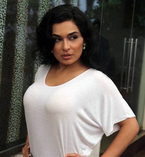 pakistan court orders case against actor meera for sex tape