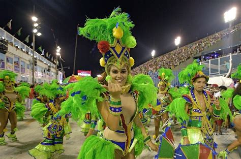 リオのカーニバルでパレード始まる、例年になく強い政治色 写真45枚 国際ニュース：afpbb News