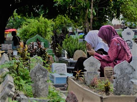 Doa anak shaleh adalah salah satu doa yang akan dikabulkan oleh allah, sebagai hasil didik orang. Pandangan dan hukum amalan ziarah kubur di pagi raya ...