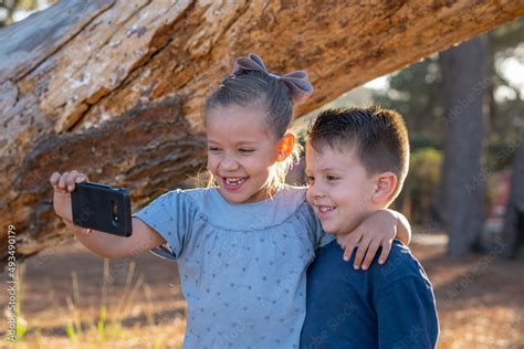 Foto Stock Niños Felices Tomándose Fotos Fotografías Selfies Retrato