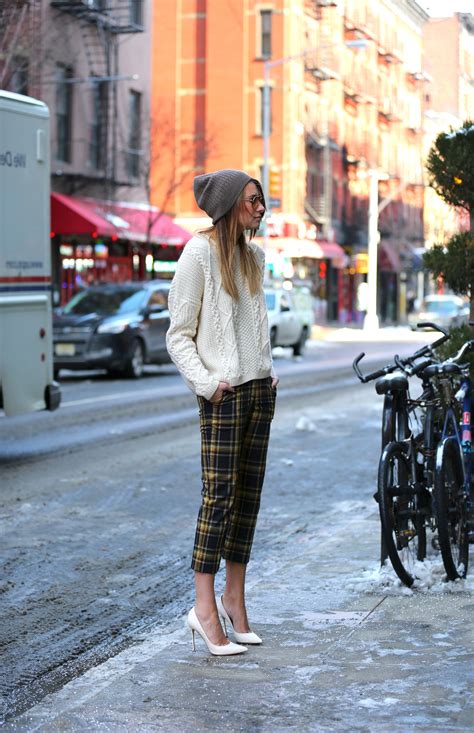 25 Ways How To Style Capri Pants 2018 | FashionGum.com