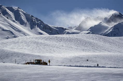 Photos Of A Mammoth Snowfall California Town Gets Hit With 10 Feet