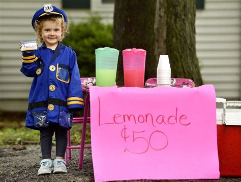 50 police officers respond to girl s lemonade stand raising money for tiny uniform