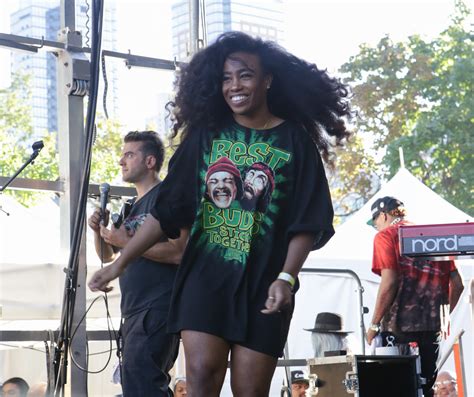 Sza Soldiers Through Nyc Performance With Torn Ligament Black America Web