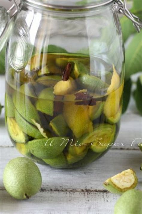 Trascorso un mese o più, preparare uno sciroppo con l'acqua e lo zucchero e farlo bollire per circa 5/10 minuti. NOCINO fatto in casa con tutti i SEGRETI della nonna ...