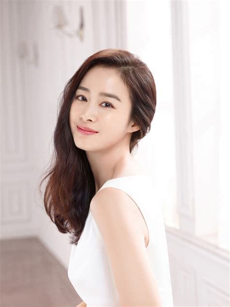 서정진 셀트리온 회장은 셀트리온, 셀트리온헬스케어, 셀트리온제약 3사를 합병하기 위해 셀트리온헬스케어의 지주회사 셀트리온헬스케어홀딩스를 설립하기로 하였다. 셀트리온스킨큐어, '셀큐어' 김태희 초청 사인회 개최 - Korea IT Times