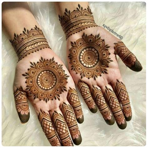 Latest Round Tikki Mehndi Designs For Beautiful Hands