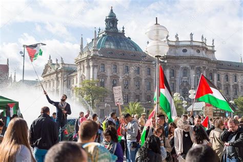 Israel palästina deutschland — zusammen denken. Friedliche Demonstration für Israel-Palästina-Konflikt beenden — Redaktionelles Stockfoto ...