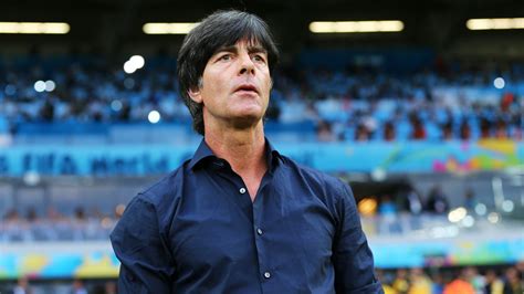 He earns a huge net worth and salary from his career. 'Mão traiçoeira' de Joachim Löw volta a atacar ...