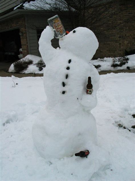 Schneemann bauen witzige Ideen für Winterspaß zum Nachmachen Schneespaß Schneemann bauen