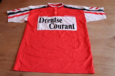 Dat heeft te maken met de overname van hoofdsponsor noordlease door het japanse hitachi. FC Emmen Home football shirt 1990 - 1991.