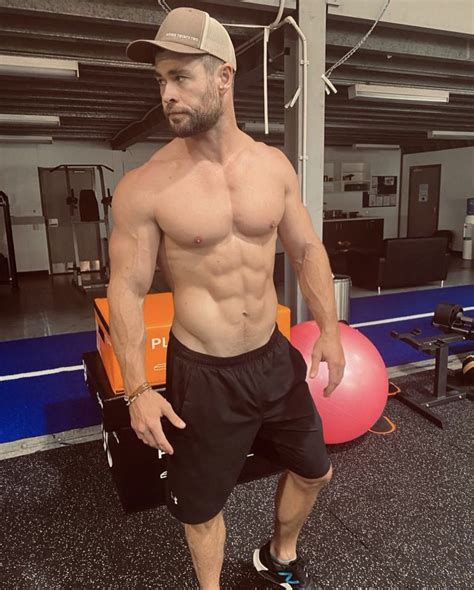 Male Celebrity Obsessions On Twitter Chris Hemsworths Real Body Appreciation Post