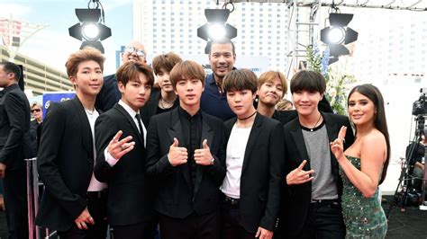 ¡la banda de chicos de corea del sur bts se está preparando para hacer un show de kpop! BTS: grupo k-pop promociona el turismo en Seúl, Corea del Sur | Tele 13