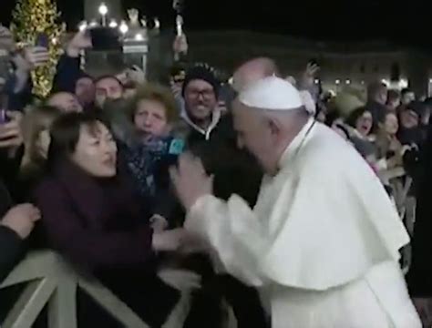 Pope Francis Slaps Woman After She Grabbed His Arm In New Year S