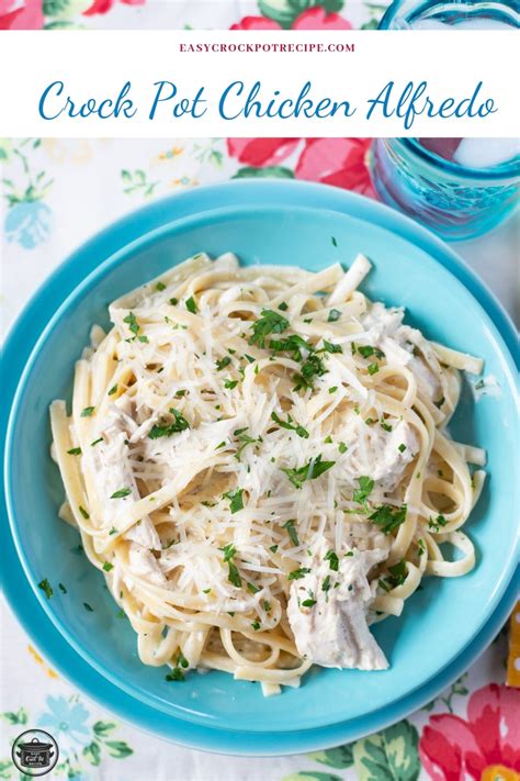This crock pot chicken alfredo is great for serving a crowd, or store half in the freezer to reheat later! Crock Pot Chicken Alfredo - Easy Crock Pot Recipe