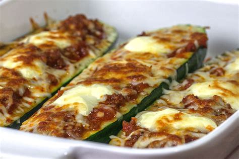Rezept Zucchini -Boote Gefüllt Mit Tomaten-Hackfleisch-Soße bei