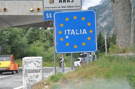 Il passo resia, situato appunto dove austria, italia e svizzera si toccano, è uno dei principali i passi che collegano l'engadina svizzera con l'alto adige non costituiscono solo un confine nazionale, ma. Dalle tragedie del passato alla riflessione attuale ...