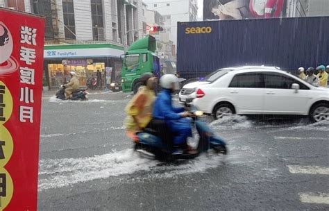 Jun 06, 2021 · 依據即時水情資訊，高雄市8大區列為一級淹水警戒，包括苓雅、鳳山、鳥松、小港、三民、旗津、前鎮、大寮等區，而林園區則列為二級警戒；屏東縣屏東市、麟洛鄉每小時降雨量也達一級警戒標準，而長治、內埔、佳冬及竹田等鄉鎮，也入列二級淹水警戒。 落大雨!台南列淹水一二級警戒 午後暴雨水淹小腿 | ETtoday地方 | ETtoday新聞雲