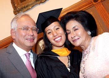 Semasa itu beliau berminat kepada salah seorang anak raja nong chik bernama salleh. Malaysians Must Know the TRUTH: Rosmah Mansor buys pearls ...