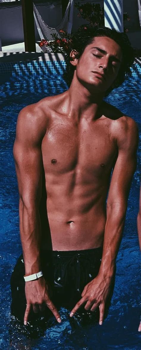 Es conocido por su papel de aristóteles córcega en mi marido tiene familia (2017). Emilio Osorio | Chicos famosos, Fotos de humo, Chicos guapos