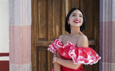 Ángela Aguilar comparte los pasos para bailar En Realidad
