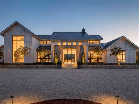 The same custom sandstone blend used on the exterior veneer of the main house was also used on the exterior veneer of the retaining walls, the walls the surrounding motor court, the columns in outdoor kitchen area, and on the. 0244681-46 in 2020 | Modern farmhouse exterior, House ...