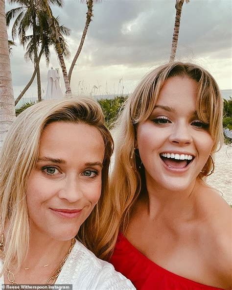Reese Witherspoon 45 Poses With Mini Me Daughter Ava 21 Daily Mail Online