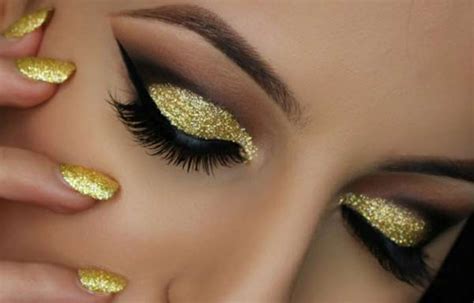 Una serie de tonos más claros y oscuros hace que sea más fácil combinar cualquiera de los dos o tres colores y además hace que se complementen entre sí. Uñas decoradas color dorado - Uñas Decoradas CLUB