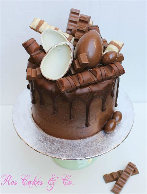 Ici, il est composé de diverses sortes de chocolats kinder. Kinder Drip Cake by Ros Cakes & Co. | Pasteles