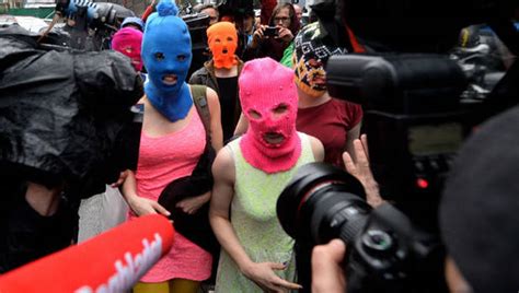 el colectivo punk feminista pussy riot anuncia su debut en chile