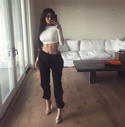 Kylie Jenner Volta A Ostentar Cintura Fina E Barriga Chapadíssima Quem Quem News