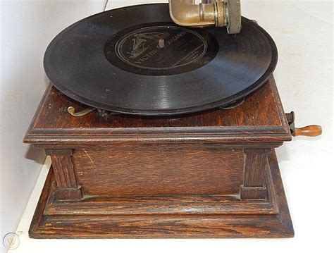 Old Antique Victor Type Model E Phonograph Outside Horn