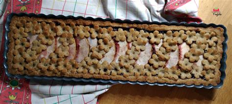 Con l'impasto restante, prepariamo le classiche strisce con cui coprire e decorare la crostata. Crostata con marmellata di ciliegie e mele - La merenda ...