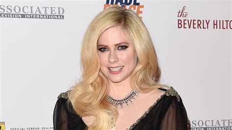 Avril Lavigne Describes The Night She Accepted Death Before Releasing
