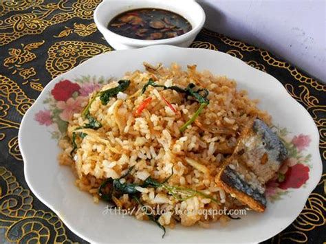Berikut resep nasi goreng kampung sesuai buku resep andalan ny. DilaElla.blogspot.com: Nasi Goreng Kampung